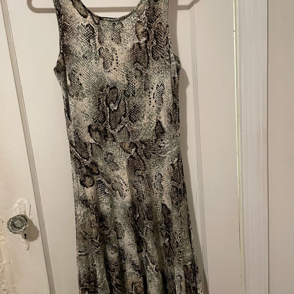 American Rag Cie -size M green brown & off white snack print short sleeve dress - Picture 2 of 2